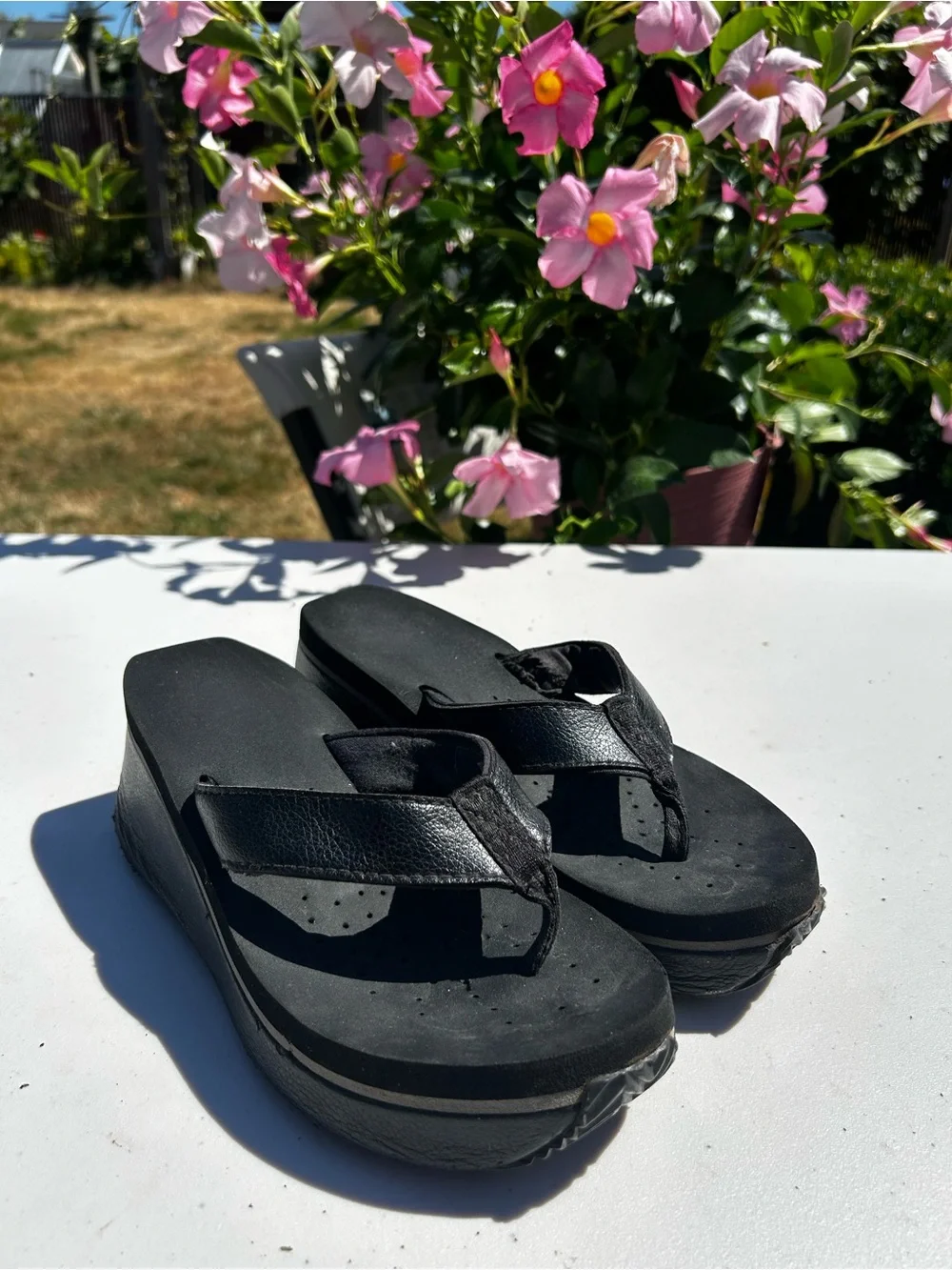 Volatile Women’s Black Platform Thong Sandals  Size 6.5